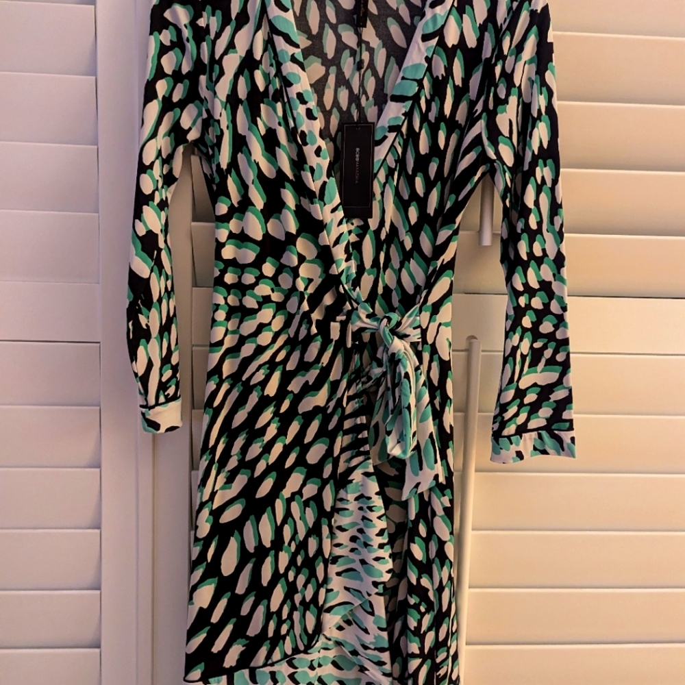 NWT, BCBGMaxazria, Beautiful Wrap dress, Size Small